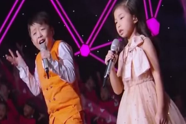 Dupla de crianças chinesas realiza um comovente cover de ?You Raise Me Up?