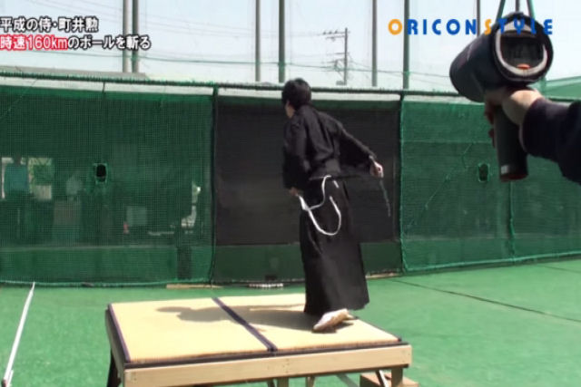 Impressionante demonstração de um samurai cortando uma bolinha de beisebol a 160 km/h
