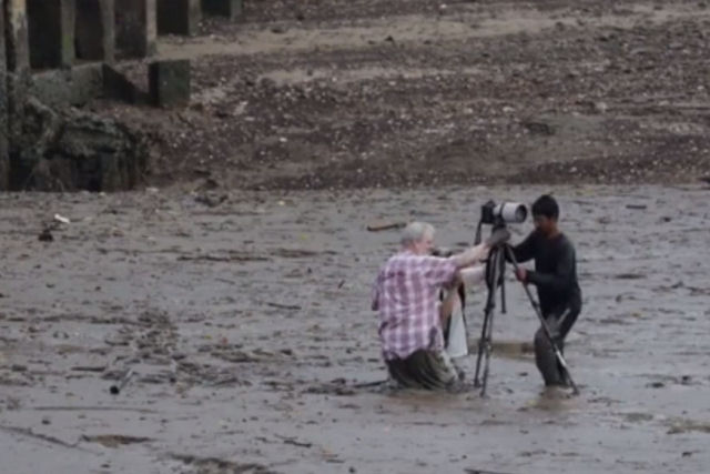 Herói tailandês ajuda fotógrafos atolados na lama