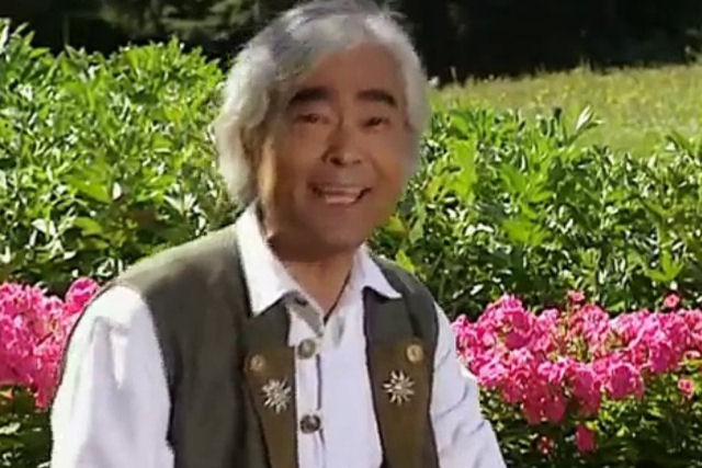 Takeo Ischi o cantor de iodelei japonês que acha que é uma galinha