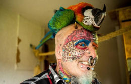 Homem-papagaio, o cara que cortou suas orelhas para ficar parecido com suas aves de estimação