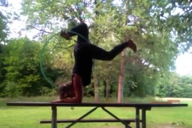 Vídeo que demonstra que a yoga não é tão relaxante nem tão segura como dizem
