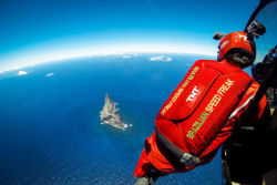 Temerários voam de wingsuit sobre a mais alta coluna geolôgica do mundo