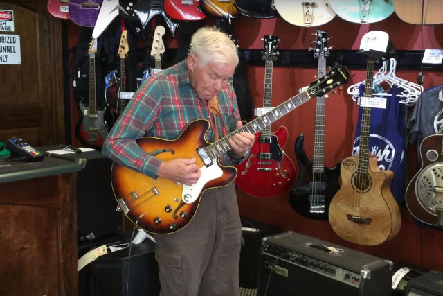 Este senhor de 80 anos entrou em uma loja de instrumentos e deixou todo mundo boquiaberto