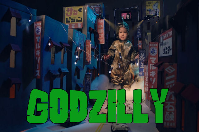 Garotinha Godzilla adorável destrói Tóquio de brinquedo