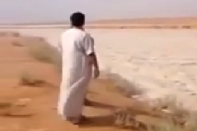 Um estranho rio de areia e granizo no meio de um deserto da Arábia Saudita