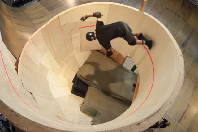 Tony Hawk tenta realizar o primeiro loop horizontal sobre um skate