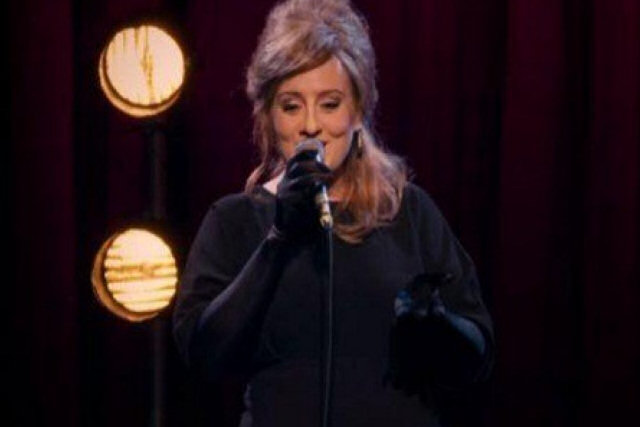 Adele se disfarça de Adele para enganar sósias