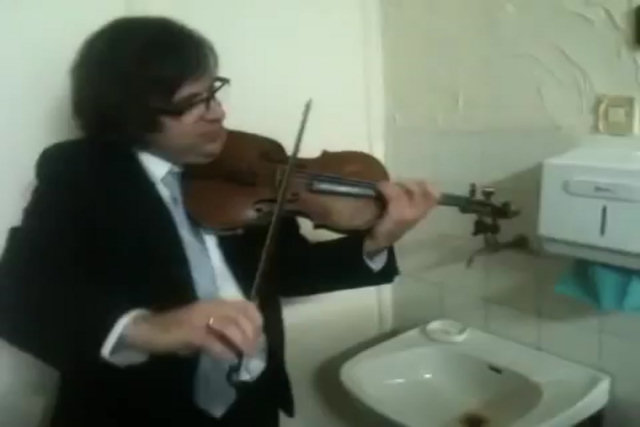 Violinista toca ao ritmo de uma torneira
