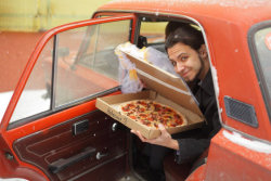 Russo se casa com uma pizza porque o amor entre os seres humanos está muito complicado