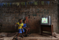 22 fotos impressionantes que mostram como as pessoas assistem TV em todo o mundo