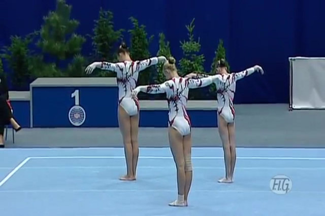 3 acrobatas ucranianas realizam uma rotina impressionante no Campeonato Mundial