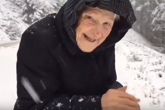 Vovó de 101 anos brinca na neve como se fosse uma criança