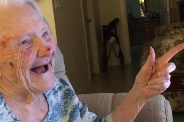 Senhorinha de 101 anos fica maravilhada ao se ver na TV