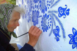Esta senhora de 87 anos adora fazer pinturas florais mobiliárias e ela é incrivelmente boa no que faz