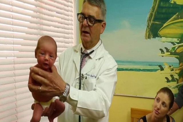 Este pediatra ensina uma tcnica para que um beb deixe de chorar em segundos