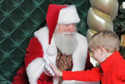 Papai Noel atendendo um menino autista comove a internet