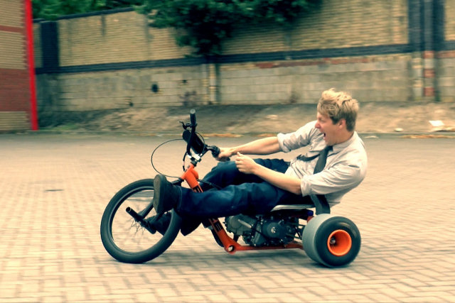 Inventor britânico maluco apresenta um triciclo motorizado