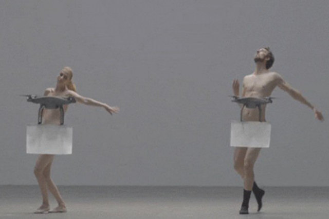 Bailarinos nus são caprichosamente censurados por drones