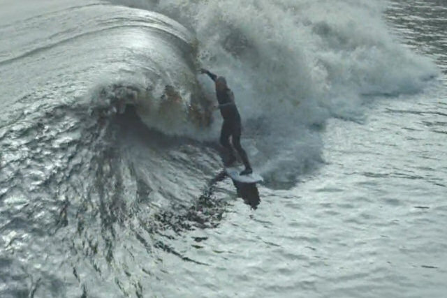 Kelly Slater surfa uma onda infinita criada artificialmente