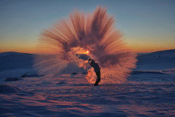 Lançando chá quente a -40º próximo ao Círculo Ártico ao entardecer