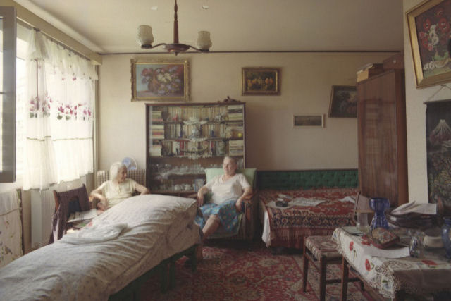 Fotos mostram como vivem diferentes pessoas em apartamentos exatamente iguais