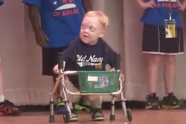 Este garoto tem uma deficiência rara, mas adora dançar