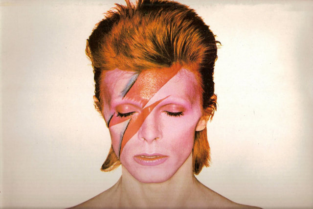 David Bowie perde a luta contra o câncer e morre aos 69 anos. O mundo chora uma estrela