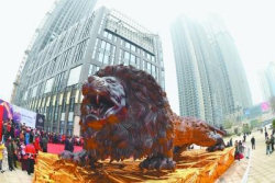 Escultura gigante de um leão levou 3 anos para ser esculpida em único tronco de sequóia por 20 pessoas