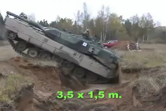 Como um tanque alemão Leopard 2 cruza trincheiras: de 2 formas