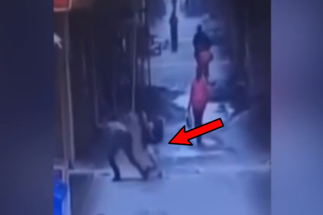 Mulher tem sua minissaia roubada enquanto caminhava pela calçada na China