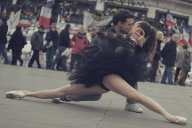 Beijos e dança nas ruas de Paris: o vídeo que vai despertar sua paixão