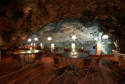 Neste restaurante construído dentro de uma gruta italiana é possível ceiar com vistas espetaculares