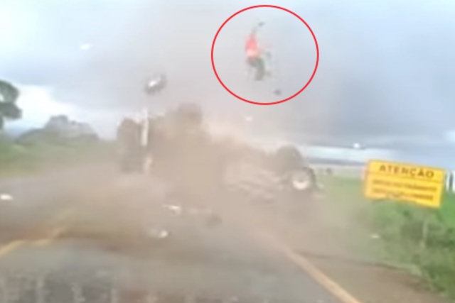 Este dramático vídeo mostra um homem sendo arremessado violentamente em um acidente em Goiás. E sobreviveu!