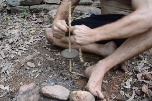 Homem da caverna constrói artefato para fazer fogo mais fácil