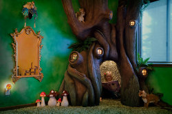 Este pai passou 18 meses transformando o quarto de sua filha em uma casa da árvore de contos