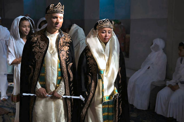 27 belas fotos de vestidos tradicionais de casamentos por todo o mundo