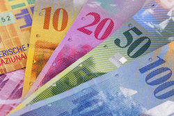 Governo suíço planeja dar 9.800 reais ao mês a seus cidadãos, trabalhem ou não