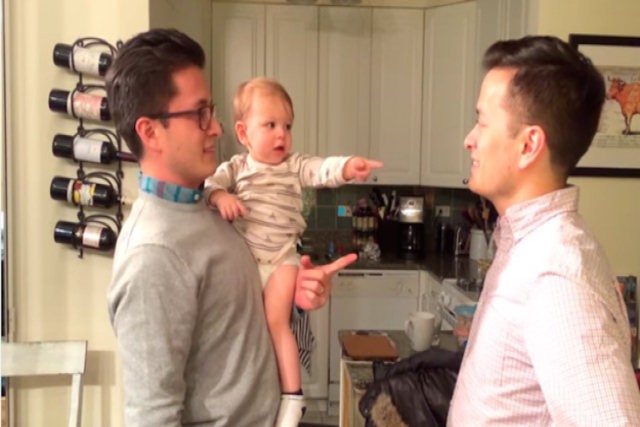 Este adorável (e desesperado) bebê confunde o pai com seu gêmeo