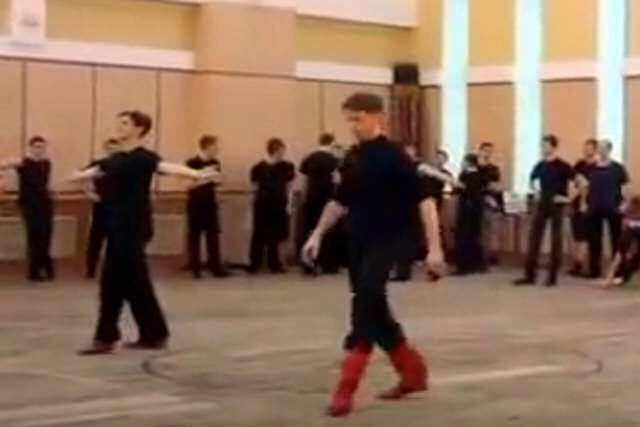Você vai ficar com as pernas doídas só de ver esta dança ucraniana