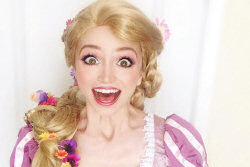 Esta garota se veste como princesas da Disney para ser voluntária em hospitais pediátricos