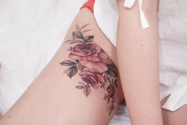 Tatuagens florais etreas parecem delicadas pinturas de aquarela sobre a pele