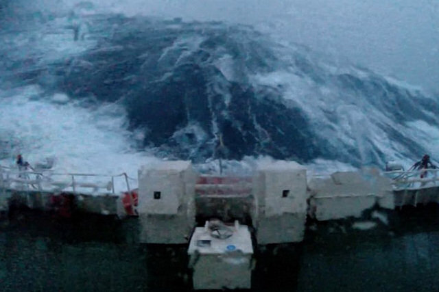Vídeo assustador mostra o que é ficar preso em uma tempestade violenta com ondas de mais de 30 metros