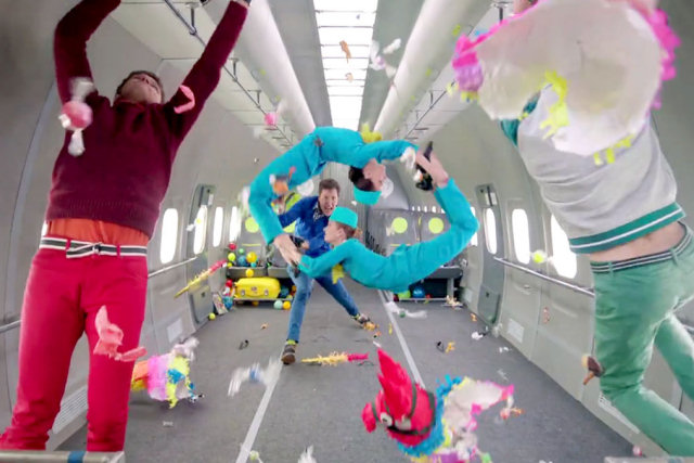 Novo videoclipe da Ok Go foi filmado em gravidade zero em uma única tomada