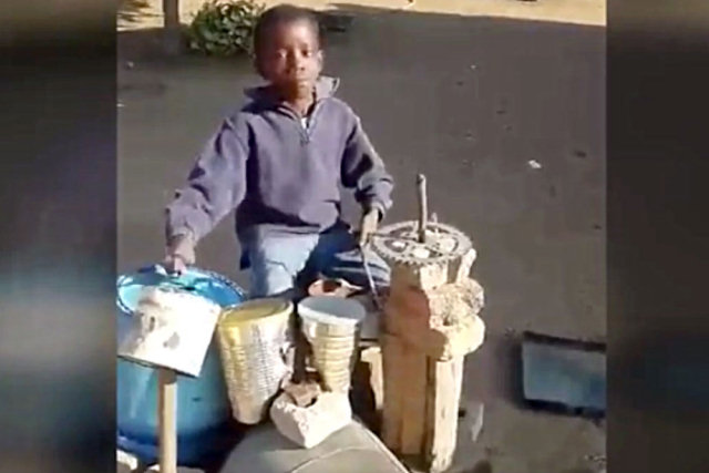 Este menino juntou latas velhas, dois pedaços de pau e fez um show que é difícil de crer