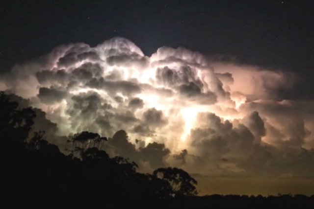 Time-lapse captura intensas nuvens de tempestade em um espetáculo de tirar o fôlego