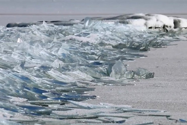 Empilhamento de gelo: um fenômeno curioso de acúmulo de placas de gelo em um lago congelado