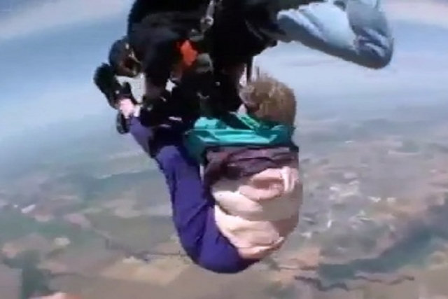 Salto de paraquedas deu errado quando uma senhora de 80 anos tentou fazê-lo pela primeira vez