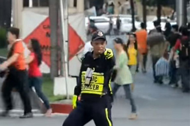 Este guarda de trânsito dançando como Michael Jackson faz a alegria dos transeuntes filipinos