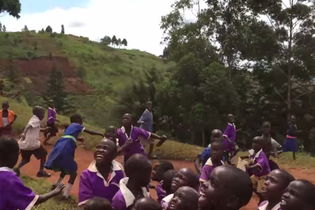 Crianças africanas veem um drone pela primeira vez